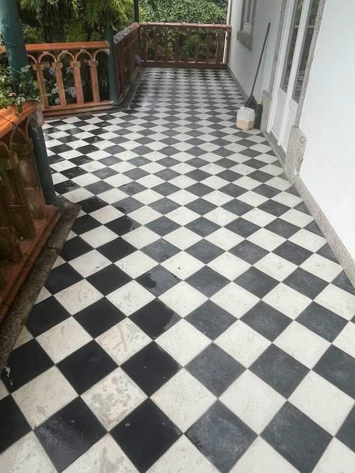 Restauro e polimento de mosaico hidráulico. — antes