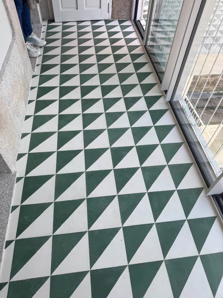 Restauro e polimento de mosaico hidráulico. — Depois