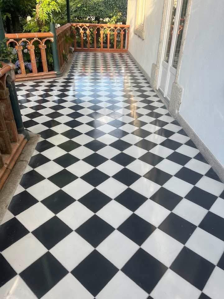 Restauro e polimento de mosaico hidráulico. — depois