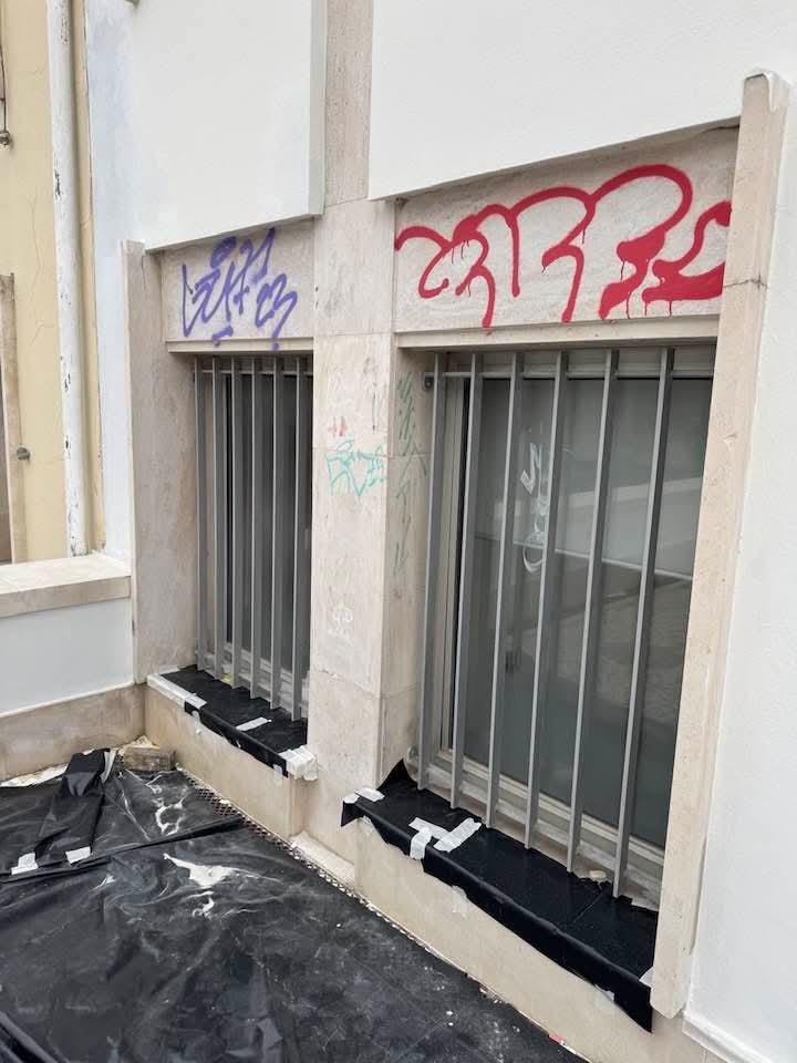 Remoção de graffiti em elementos de fachada. — antes