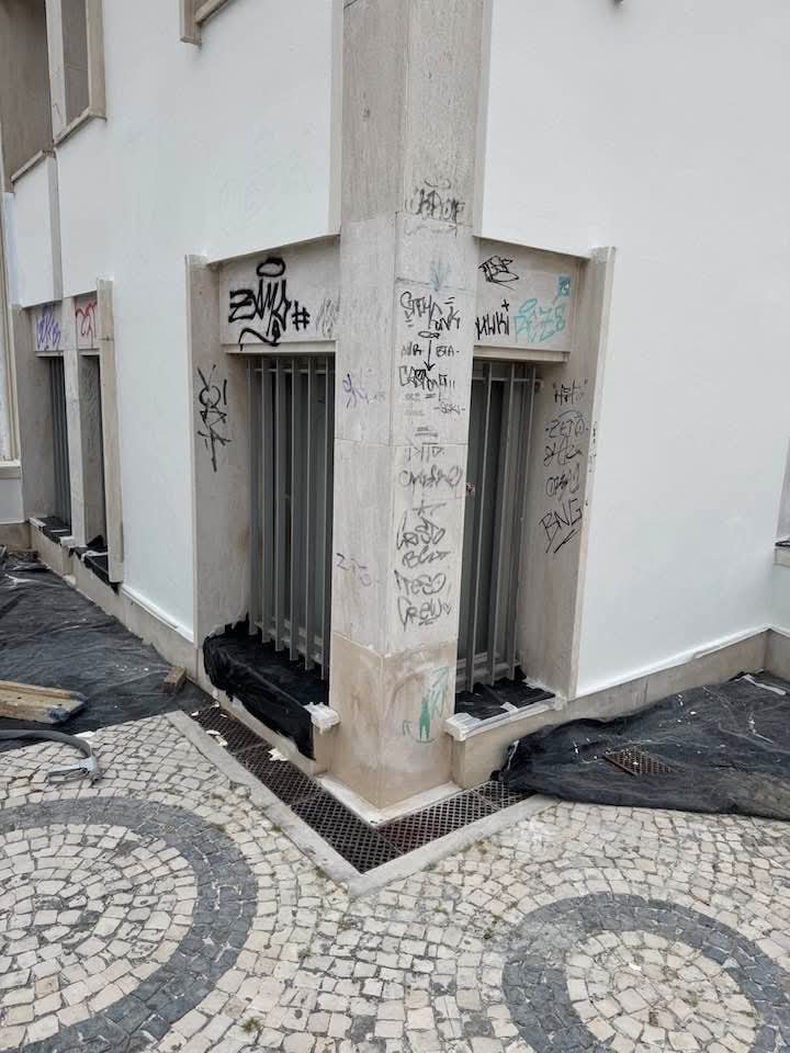 Remoção de graffiti em elementos de fachada. — Antes