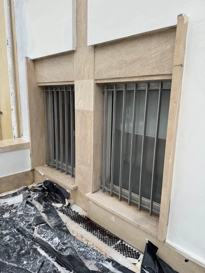 Remoção de graffiti em elementos de fachada. — depois